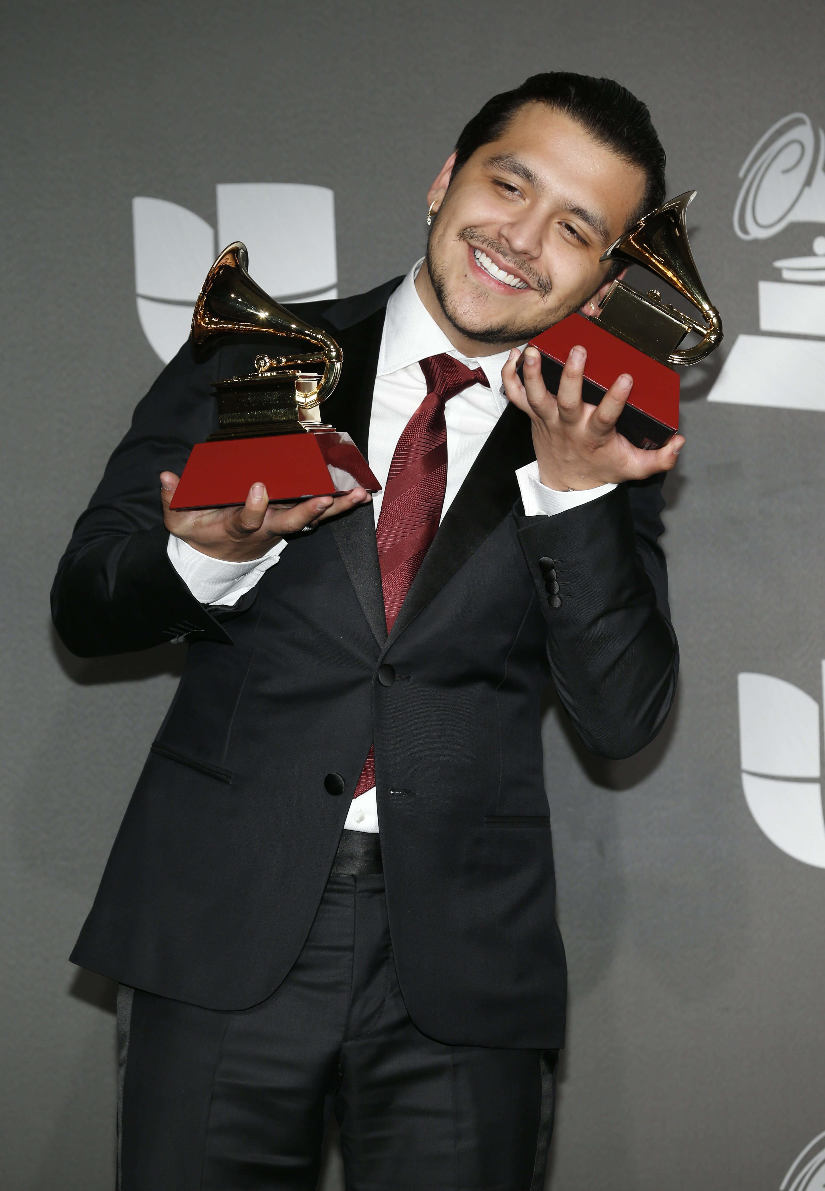 Christian Nodal posa en la sala de prensa con los premios al mejor álbum ranchero/mariachi y a la mejor canción regional en la 20ª Entrega de los Latin Grammy en noviembre de 2019