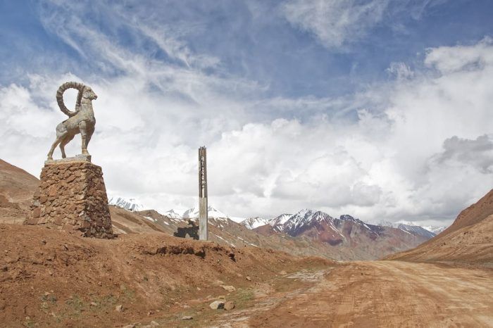 Monumento de la Ruta de la Seda. Mejor seguro de viaje para Kirguistán