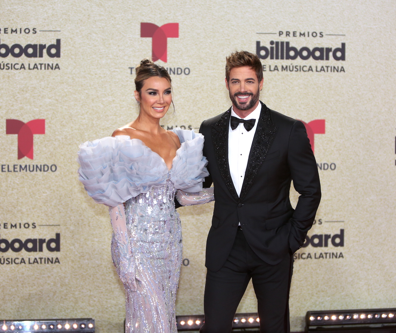 William Levy y Elizabeth Gutiérrez en la alfombra de los Premios Billboard de la Música Latina (Telemundo)/Miami, 23 de septiembre 2021.