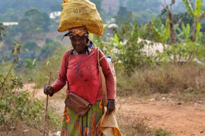 Mujer camerunesa. Seguro de viaje a Camerún