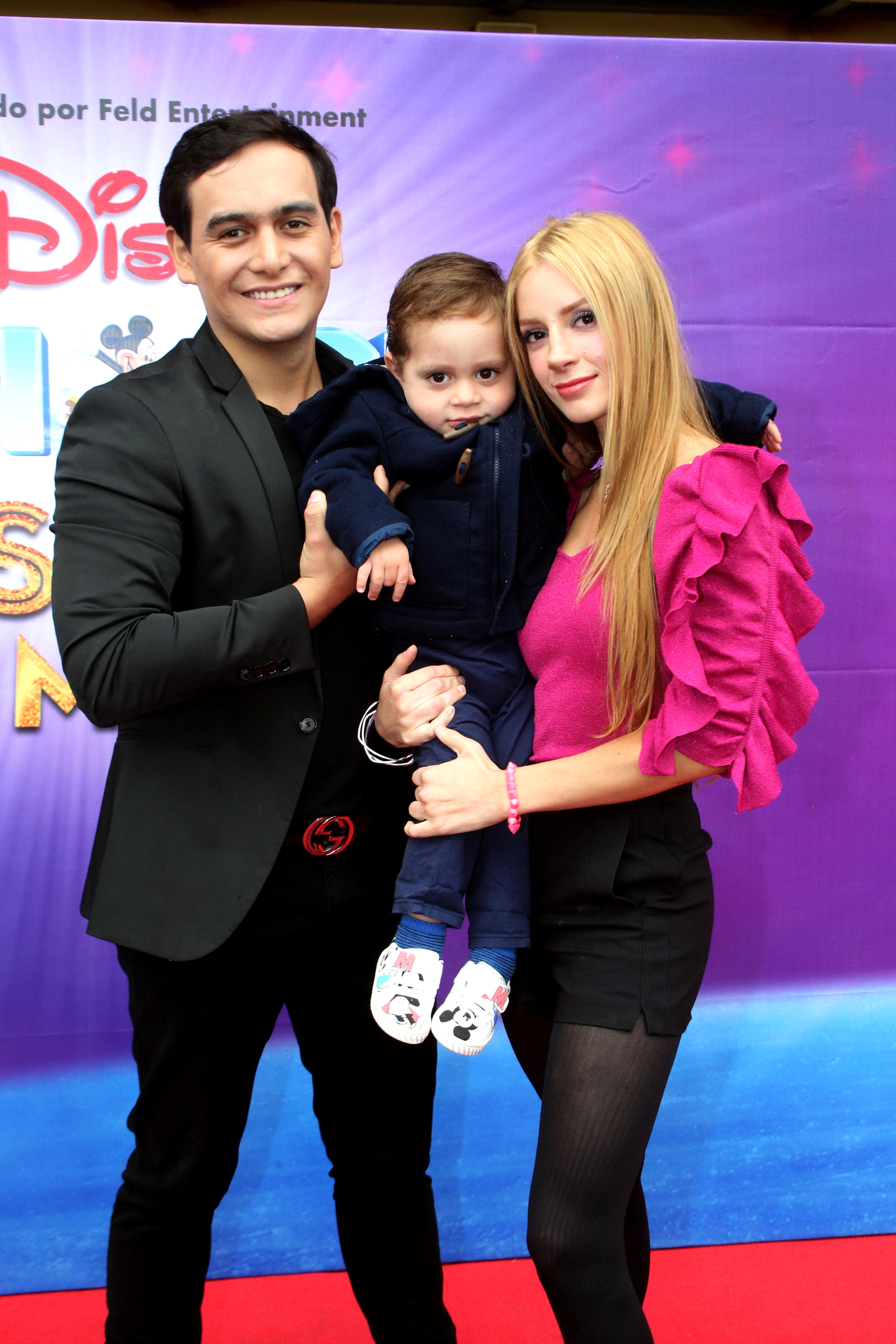 Julián Figueroa junto a su esposa Imelda Garza y su hijo José Julián en el estreno del espectáculo ‘Disney On Ice: Descubre la Magia’ en el Auditorio Nacional de México.